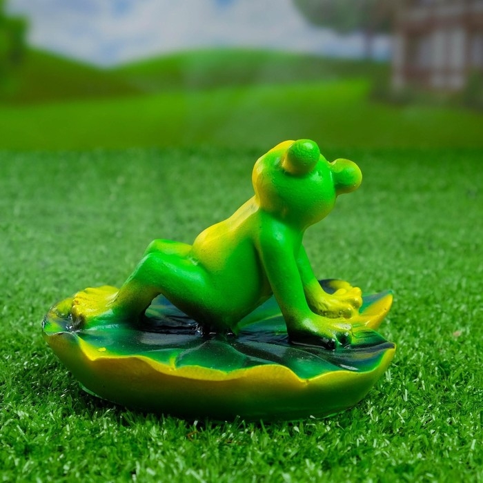 Садовая фигура Садовая фигура "Лягушка загарает" 15х10см