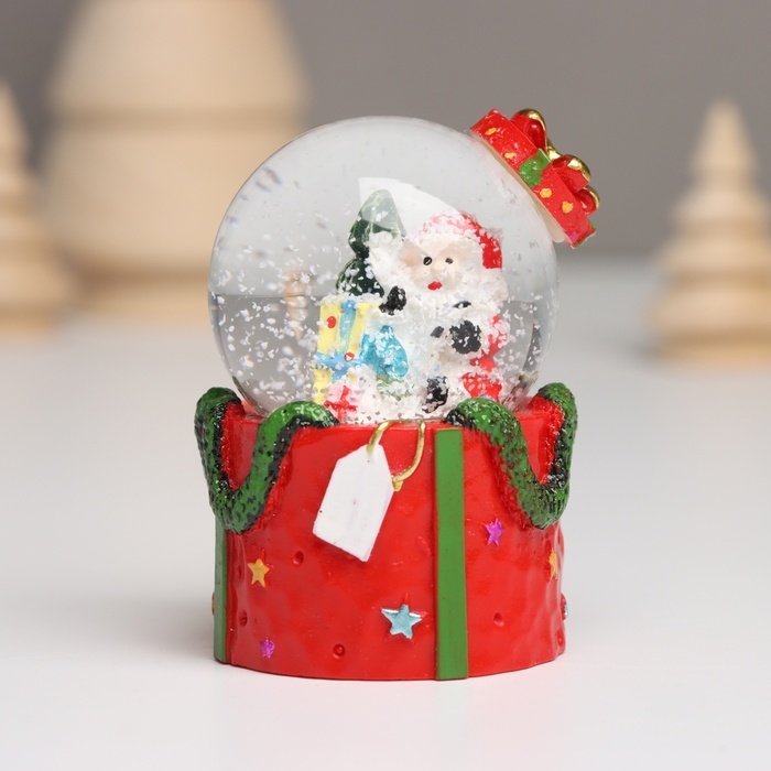 Сувенир полистоун водяной шар свет Сувенир полистоун водяной шар свет "Дед Мороз. Подарок" МИКС 4,5х4,5х7,5 см