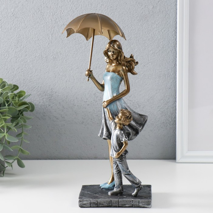 Сувенир полистоун "Мама с сыном на прогулке под зонтом" синий 28х11х8 см