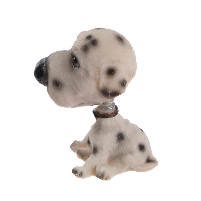 Собака на панель авто, качающая головой, далматин Собака на панель авто, качающая головой, далматин