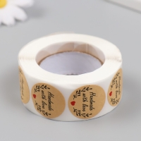 Наклейка бумага "Крафт. Веточки. Сделано с любовью" d=2,5 см 500 шт в рулоне 3х6,5х6,5 см