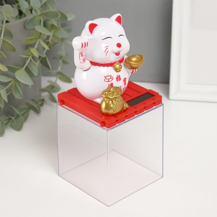 Маятник пластик Маятник пластик "Белый Манэки-нэко со слитком Ямб" 8х8х8,5 см