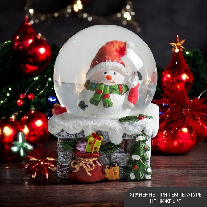 Сувенир полистоун водяной шар "Снеговичок на трубе с подарками" 4,5х4,5х6,5 см