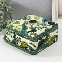 Шкатулка для рукоделия "Тропические листья на зелёном" 20х20х11 см Шкатулка для рукоделия "Тропические листья на зелёном" 20х20х11 см