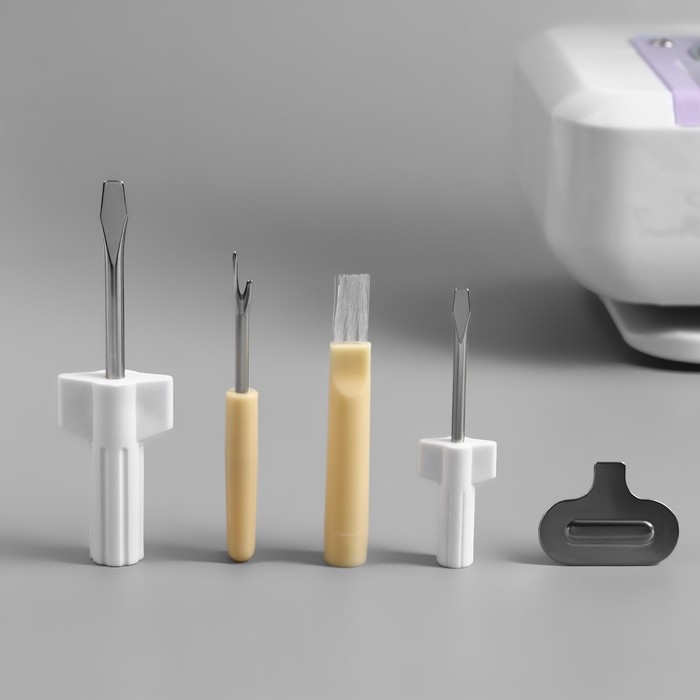 Сервисный набор для швейных машин, 4 предмета: отвёртка, 2 шт, металлический ключ, вспарыватель с щёткой Сервисный набор для швейных машин, 4 предмета: отвёртка, 2 шт, металлический ключ, вспарыватель с щёткой