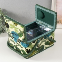 Шкатулка для рукоделия "Тропические листья на зелёном" 19х26х14,5 см Шкатулка для рукоделия "Тропические листья на зелёном" 19х26х14,5 см