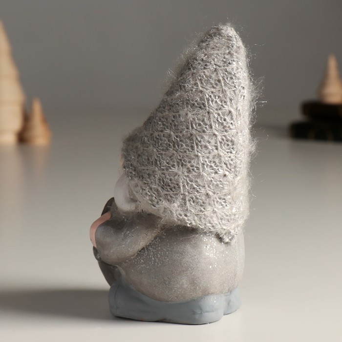 Сувенир керамика "Гномик с жёлудем, в сером" 9,5х8,3х15 см