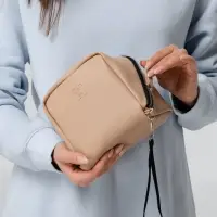 Дорожная косметичка Cubo, бежевая с логотипом Дорожная косметичка Cubo, бежевая с логотипом