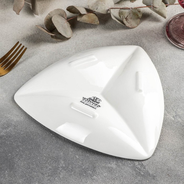 Менажница фарфоровая треугольная 3 ячейки Wilmax, 20&times;20 см, цвет белый