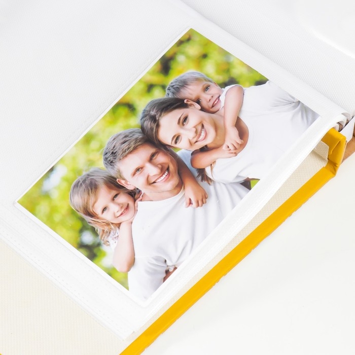 Фотоальбом на 100 фото 10х15 см "Чёрные графичные цветы на жёлтом" в коробке 23х4х22 см