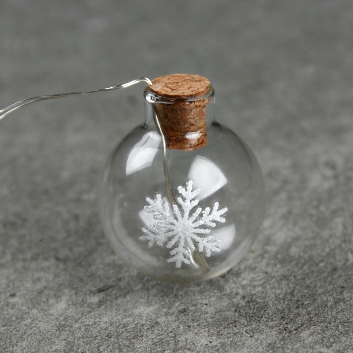 Гирлянда &laquo;Нить&raquo; 1.6 м с насадками &laquo;Шарики со снежинкой&raquo;, IP20, серебристая нить, 15 LED, батарейки ААх2 (нет в комплекте), свечение мульти