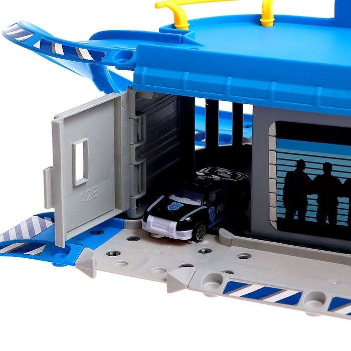 Парковка &laquo;Полицейский участок&raquo;, с металлическими машинками и вертолётом