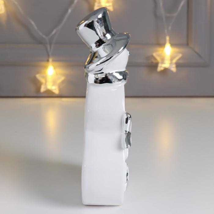 Сувенир керамика "Снеговик в цилиндре и шарфе, со звёздочками" серебро 19,6х6,3х9,5 см