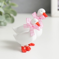 Сувенир полистоун "Белые уточки с бантиками" 8х8х5 см Сувенир полистоун "Белые уточки с бантиками" 8х8х5 см