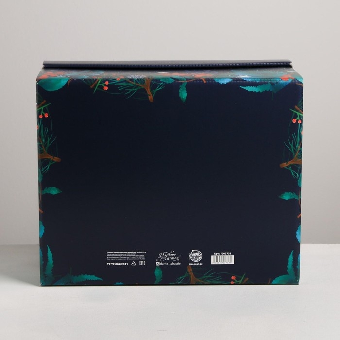 Коробка подарочная новогодняя складная &laquo;Новогоднее волшебство&raquo;, 31,2 х 25,6 х 16,1 см, Новый год