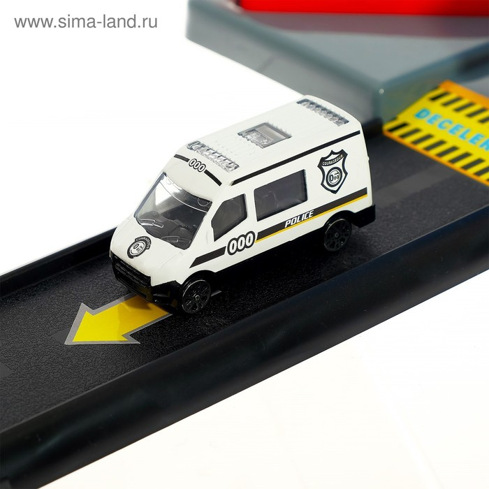 Парковка &laquo;Городская полиция&raquo;, с металлическими машинами и вертолётом