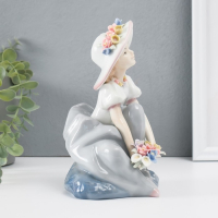 Сувенир керамика под фарфор "Девушка в голубом платье в шляпке с цветами" 17,8х12х12 см