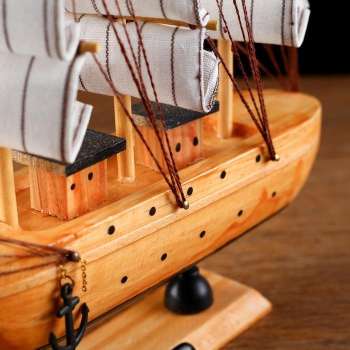 Корабль сувенирный средний &laquo;Глиндер&raquo;, борт светлое дерево, паруса белые, 30х7х30 см