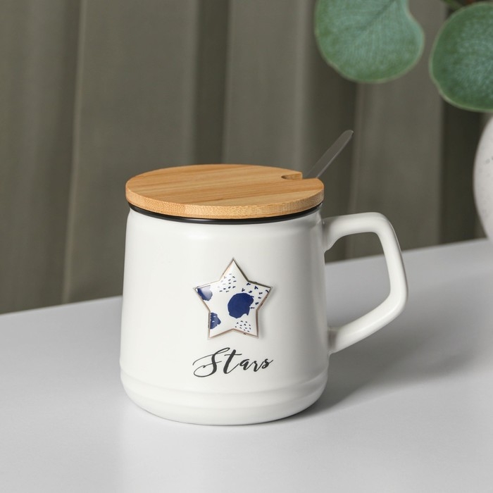 Кружка керамическая с крышкой и ложкой &laquo;Звезда&raquo;, 350 мл, цвет белый