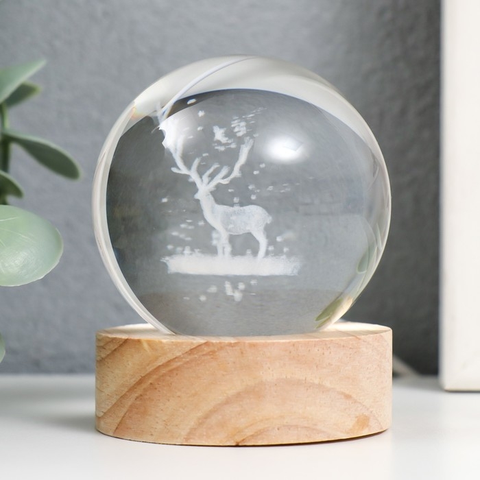 Сувенир стекло подсветка Сувенир стекло подсветка "Олень и птицы" d=6 см подставка дерево, USB 6,5х6,5х7,5 см