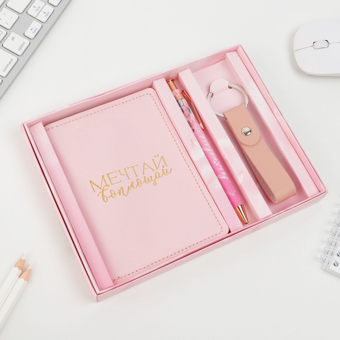 Набор &laquo;С 8 марта&raquo;: обложка для паспорта ПВХ, брелок и ручка пластик