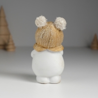 Сувенир полистоун "Снеговик в шапке с помпошками, с новогодним венком" 5,5х4х10 см Сувенир полистоун "Снеговик в шапке с помпошками, с новогодним венком" 5,5х4х10 см
