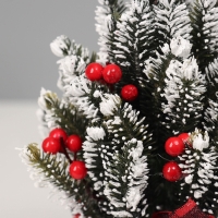 Искусственная ёлка заснеженная настольная &laquo;Зимнее волшебство. С ягодками&raquo; в мешочке, 17 см, ветки литые отгибаются