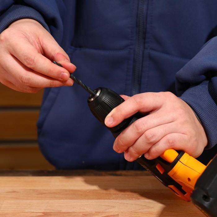 Дрель-шуруповерт DEKO Banger 20V, 20 В, 2х1.5 Ач, кейс + набор инструментов 63 предмета Дрель-шуруповерт DEKO Banger 20V, 20 В, 2х1.5 Ач, кейс + набор инструментов 63 предмета