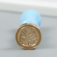 Печать для сургуча с пластиковой ручкой "Листик монстеры" 2,5х2,5 см Печать для сургуча с пластиковой ручкой "Листик монстеры" 2,5х2,5 см