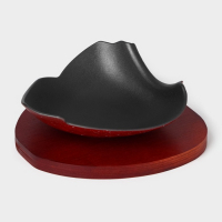 Блюдо для подачи чугунное &laquo;Антиквариат&raquo;, d=20 см, на деревянной подставке