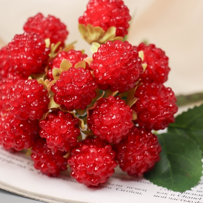 Цветы искусственные "Земляники пучок" d-2 см 29 см, красный