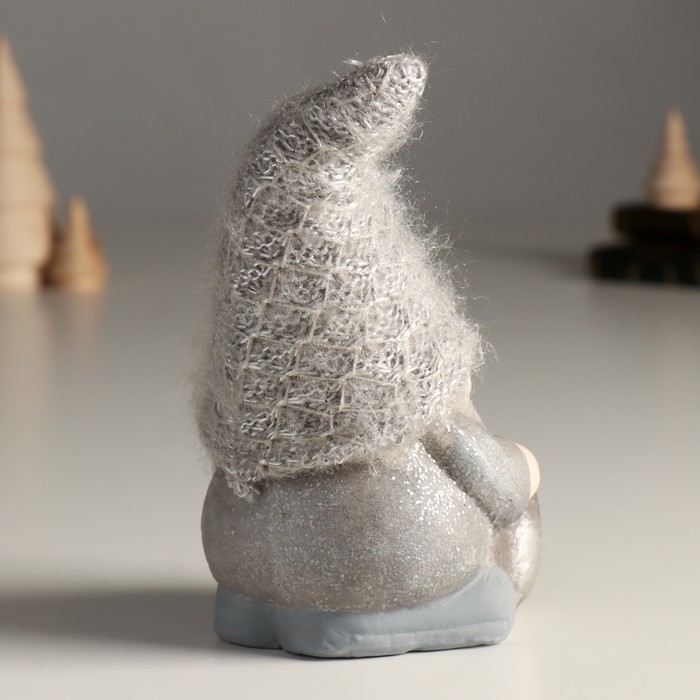 Сувенир керамика "Гномик с жёлудем, в сером" 9,5х8,3х15 см