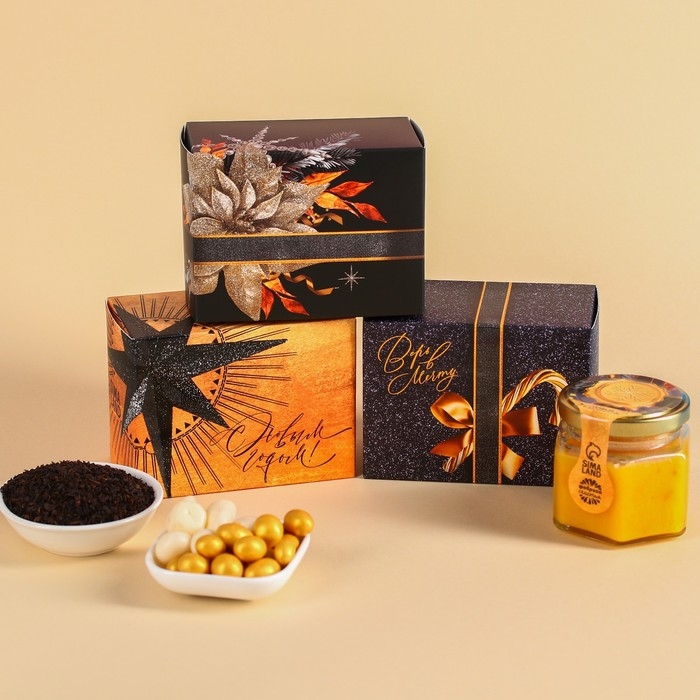 Подарочный набор «С Новым годом»: чай чёрный 50 г., арахис в белой шоколадной глазури 100 г., ананас в белом шоколаде 100 г., крем-мед с абрикосом 120 г. Подарочный набор «С Новым годом»: чай чёрный 50 г., арахис в белой шоколадной глазури 100 г., ананас в белом шоколаде 100 г., крем-мед с абрикосом 120 г.