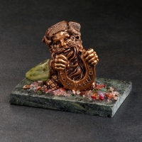 Сувенир "Домовой с подковой", 7х10х8 см, змеевик, гипс Сувенир "Домовой с подковой", 7х10х8 см, змеевик, гипс