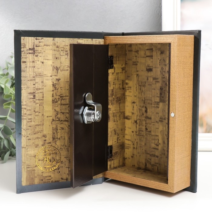 Сейф-книга дерево кожзам Сейф-книга дерево кожзам "Детектив. Человек с фонарём" 21х13х5 см