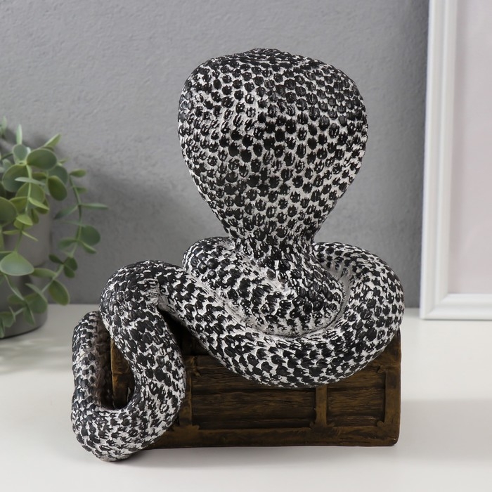 Копилка Копилка"КОБРА НА СУНДУКЕ " 20 х 17 х 12 см.