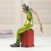 Сувенир полистоун лак "Лягушка-путешественница селфится" 12х6,5х7 см Сувенир полистоун лак "Лягушка-путешественница селфится" 12х6,5х7 см