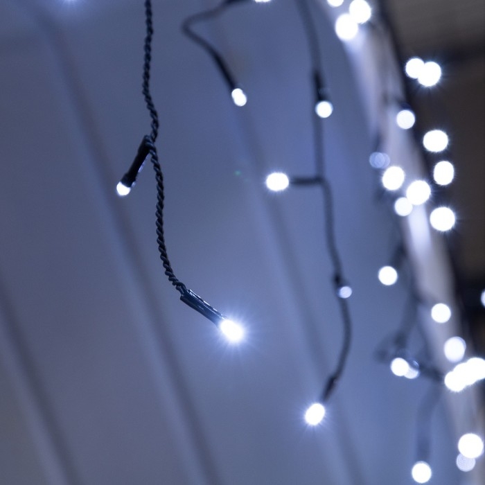 Гирлянда «Бахрома» 3 × 0.6 м, IP44, УМС, тёмная нить, 100 LED, свечение белое, мерцание, 24 В Гирлянда «Бахрома» 3 × 0.6 м, IP44, УМС, тёмная нить, 100 LED, свечение белое, мерцание, 24 В