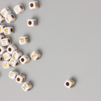 Бусины для творчества пластик "Английский алфавит" белые с золотом набор 20 гр 0,4х0,4 см Бусины для творчества пластик "Английский алфавит" белые с золотом набор 20 гр 0,4х0,4 см