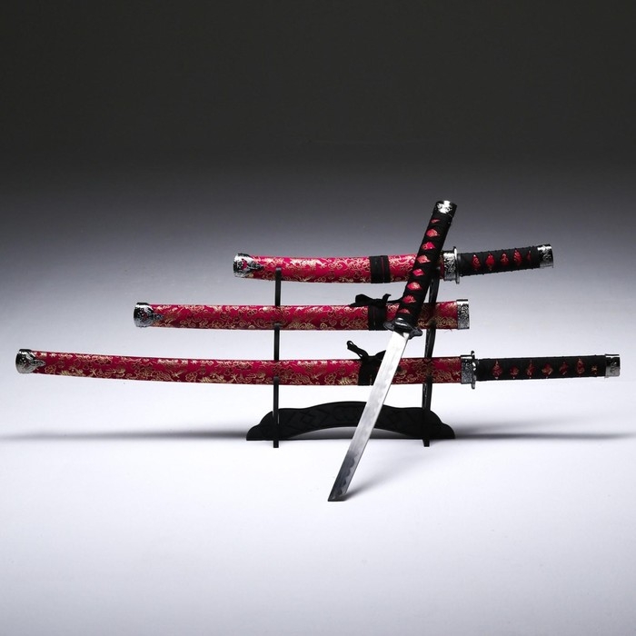 Сув. изделие катаны 3в1 на подставке, ножны ткань, драконы золото на бордо 47/70/89см Сув. изделие катаны 3в1 на подставке, ножны ткань, драконы золото на бордо 47/70/89см