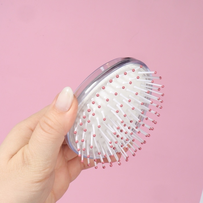 Расчёска - шейкер «Лапки», 5,5 × 9 см, цвет белый Расчёска - шейкер «Лапки», 5,5 × 9 см, цвет белый