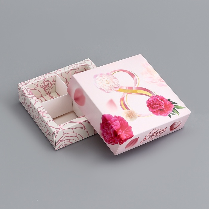 Коробка для конфет 4 шт без окна Коробка для конфет 4 шт без окна "С 8 марта", 12,6 х 12,6 х 3,5 см. Кондитерская упаковка