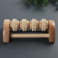 Массажёр для ног &laquo;Ножное счастье&raquo;, 14,5 &times; 8,5 &times; 5 см, 4 колеса с шипами, деревянный, цвет бежевый