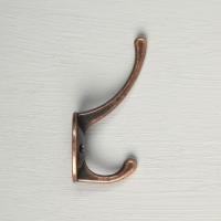 Крючок мебельный ТУНДРА TKD008, двухрожковый, медь Крючок мебельный ТУНДРА TKD008, двухрожковый, медь