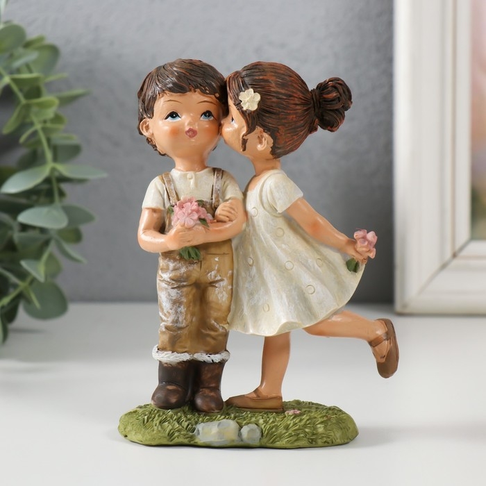 Сувенир полистоун Сувенир полистоун "Малыши на прогулке - первый поцелуй" 9,5х4,5х12,5 см
