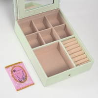 Шкатулка кожзам для украшений с зеркалом "Динозаврики" зелёная 15х21,5х5,5 см Шкатулка кожзам для украшений с зеркалом "Динозаврики" зелёная 15х21,5х5,5 см