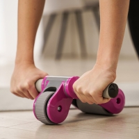 Ролик для пресса ONLYTOP, 33х24х24 см, с ковриком, цвет серый/розовый Ролик для пресса ONLYTOP, 33х24х24 см, с ковриком, цвет серый/розовый