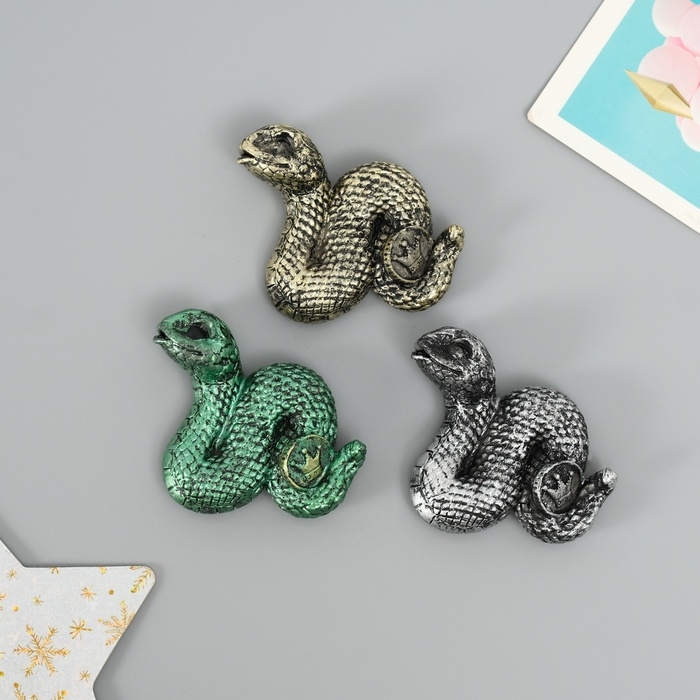 Магнит полистоун Магнит полистоун "Змейка с короной на монетке" МИКС 4,5х1,5х5,5 см