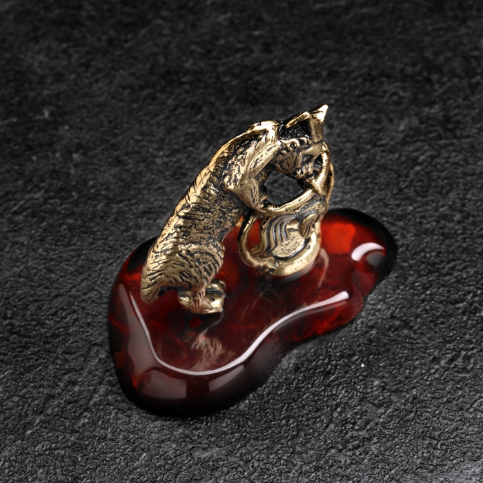 Сувенир Сувенир "Кот с аквариумом", латунь, янтарь