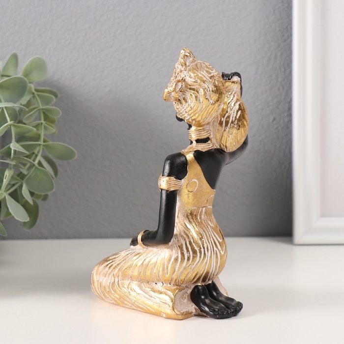 Сувенир полистоун "Африканка в платье с листьями, с кувшином, сидит" золото 10,5х9х16 см